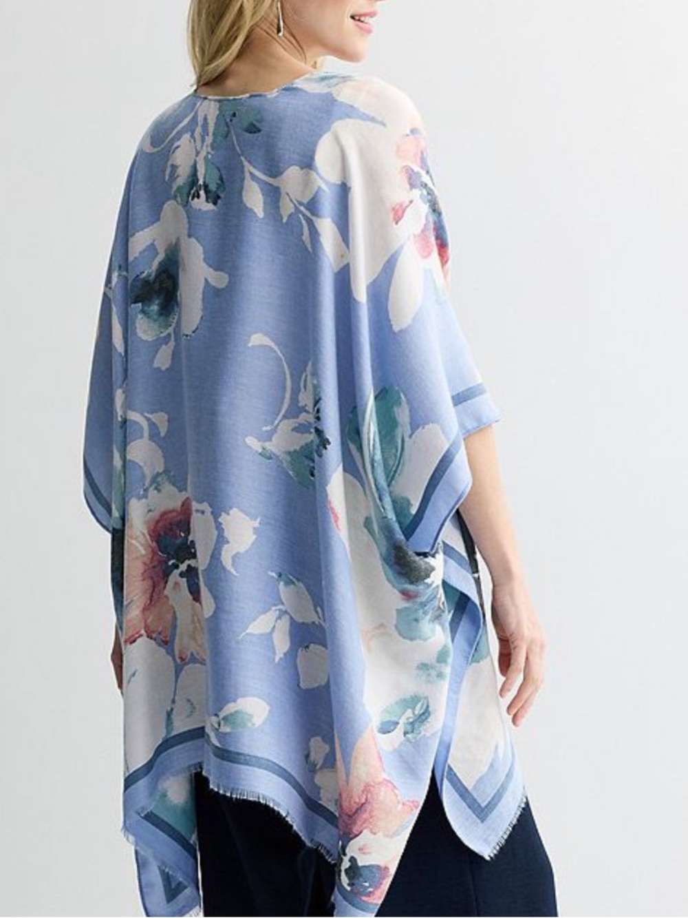 NWT Nine West Suoer Soft Floral Ruana.